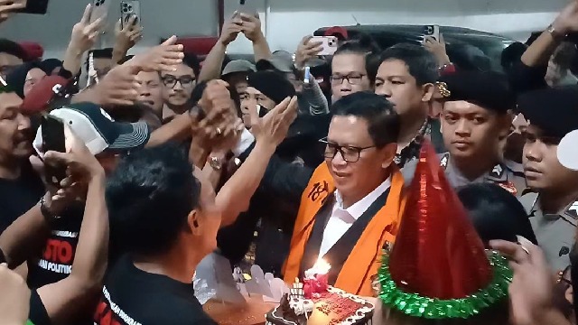 Pakai Rompi Tahanan dan Tangan Diborgol, Ulang Tahun Hasto Dirayakan di Basement Pengadilan Tipikor