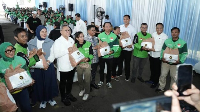 Bulog dan Kemenko Bagikan 900 Paket Pangan Murah ke Komunitas Ojek Online