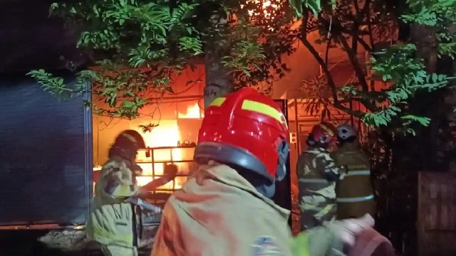 Kebakaran Rumah di Simo Gunung Surabaya, Enam Orang Alami Luka Bakar Salah Satunya Balita