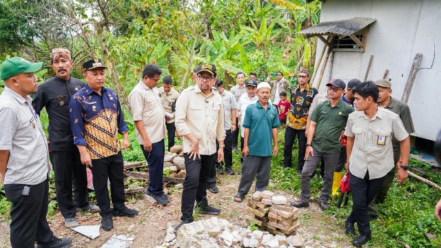 Tinjau Lokasi Bencana di Pelabuhan Ratu, KSP Dorong Relokasi Warga Terdampak