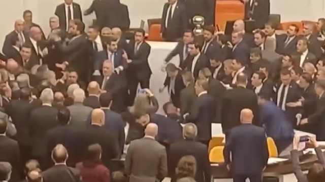 Parlemen Turki Ricuh Saat Pelantikan Menteri Kehakiman Baru