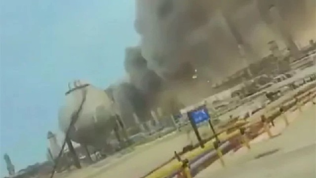 Kilang Minyak Aramco Diserang Drone, Pasokan Energi Global Terancam.