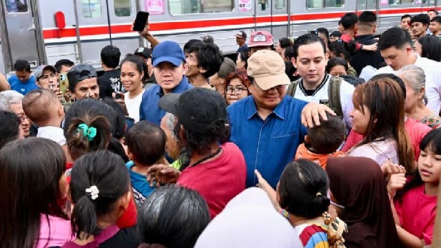 Kunjungan Mendadak Prabowo di Senen, Haru Warga Bantaran Rel Pecah