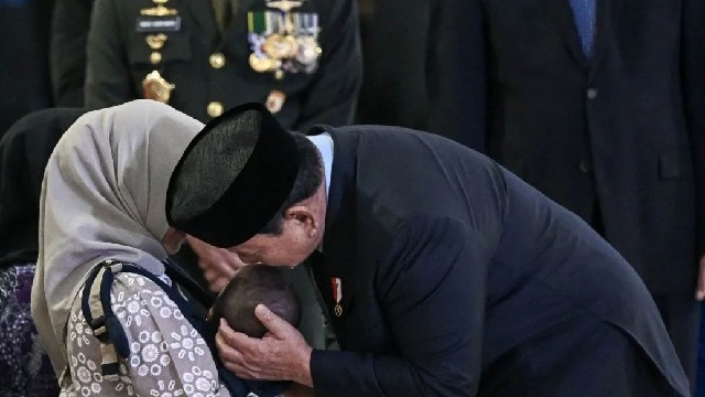 Presiden Prabowo Cium Bayi Prajurit Gugur, Suasana Takziah Penuh Haru