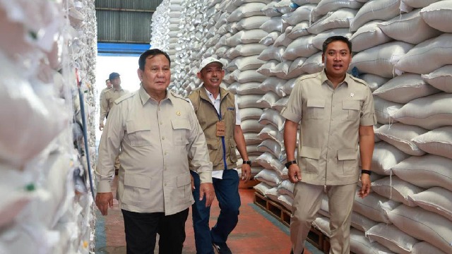 Wamentan Dampingi Presiden Prabowo Sidak ke Gudang Bulog, Pastikan Stok Beras Aman