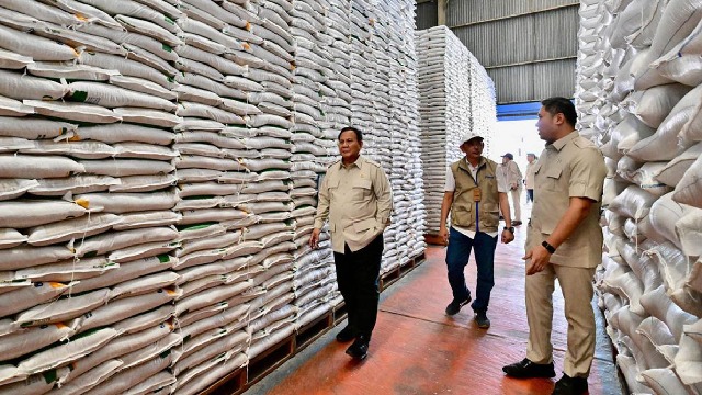 Presiden Prabowo Sidak Gudang Bulog di Magelang, Pastikan Stok Beras Aman
